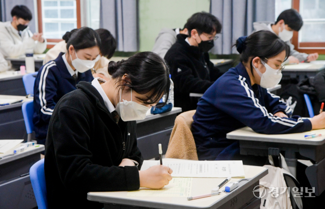 24일 오전 수원특례시 영생고등학교 3학년 교실에서 학생들이 전국에서 동시에 실시된 전국연합학력평가를 치르고 있다. 윤원규기자