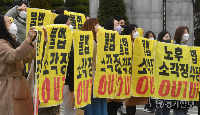 수원특례시가 영통 소각장에 대해 이전 대신 대보수를 진행하겠다고 밝힌 가운데 24일 오전 시청 앞에서 영통소각장 소송모임 회원들이 소각장 폐쇄를 촉구하는 집회를 갖고 구호를 외치고 있다.조주현기자