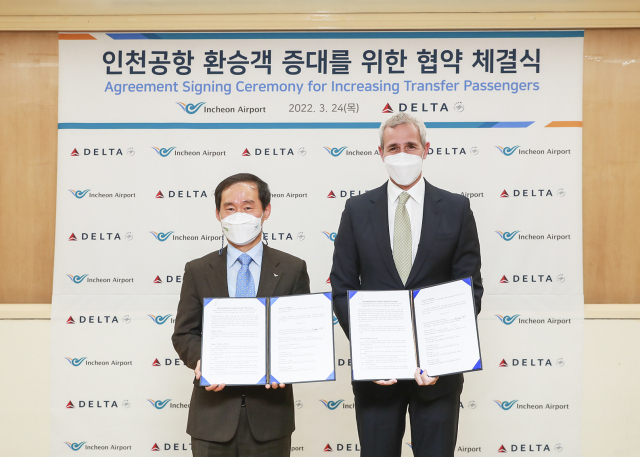 김범호 인천국제공항공사 본부장(왼쪽)이 24일 ‘인천공항 환승객 증대를 위한 협약 체결식’에서 마테오 쿠시오 델타항공 아태부사장과 기념촬영을 하고 있다./인천공항공사 제공