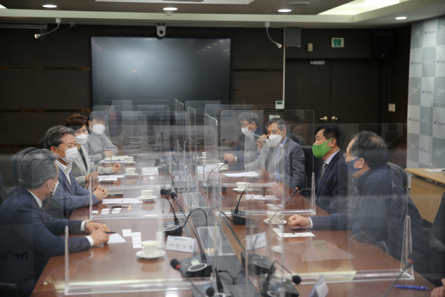 이승우 인천도시공사(iH) 사장 등이 대한전문건설협회 인천시회 회장단과 지역건설산업 활성화를 위한 간담회를 하고 있다. iH 제공