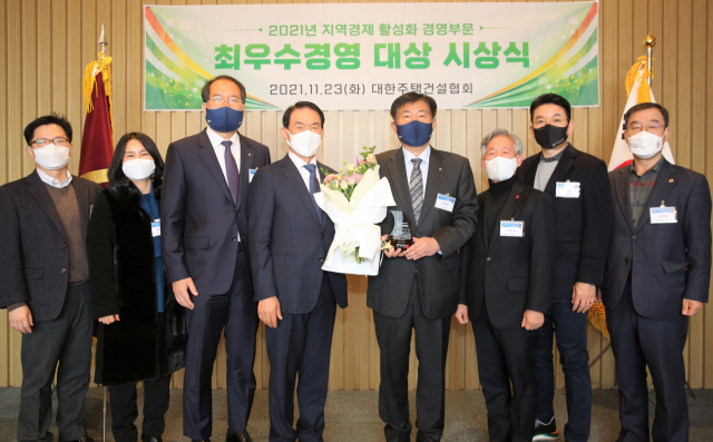 이승우 인천도시공사(iH) 사장(오른쪽 네번째) 등이 지난해 11월 대한주택건설협회에서 주최하는 지역경제 활성화 경영부문에서 최우수 경영대상을 수상한 뒤 기념촬영을 하고 있다. iH 제공