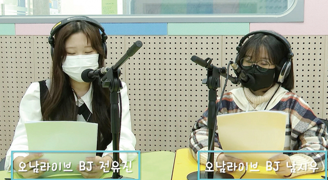 남양주 오남중에서 ‘보이는 라디오’를 진행하고 있는 전유진·남시우 BJ가 학생들의 사연을 소개하고 있다. 오남중 제공