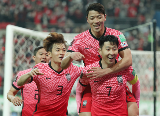 24일 서울월드컵경기장에서 열린 2022 카타르 월드컵 아시아 지역 최종예선 A조 9차전 이란과의 경기서 전반 47분 선제골을 넣은 손흥민97번)이 동료들과 환호하고 있다.연합뉴스