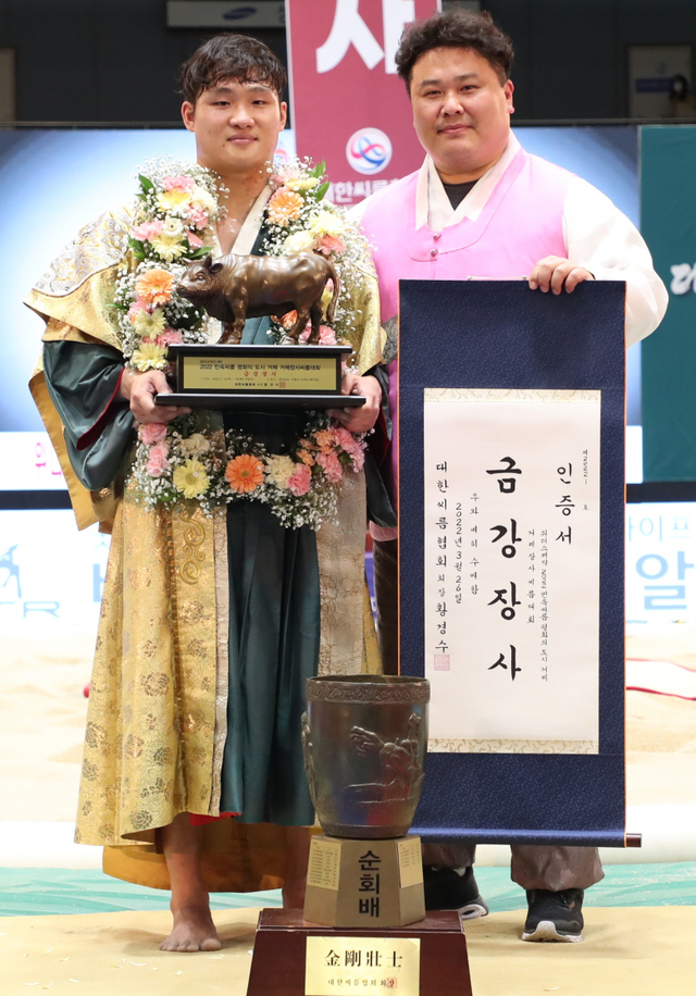2022 민속씨름 거제장사대회서 시즌 첫 금강장사에 등극한 수원특례시청 김기수가 이충엽 감독과 기념촬영을 하고 있다.대한씨름협회 제공
