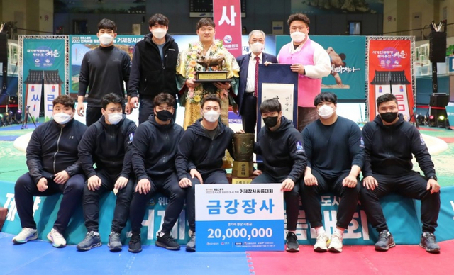 2022 거제장사씨름대회 금강장사에 오른 김기수가 현지 격려를 온 박광국 수원시체육회장(뒷줄 오른쪽 두번째), 이충엽 감독을 비롯한 동료들과 기념촬영을 하고 있다.수원시체육회 제공