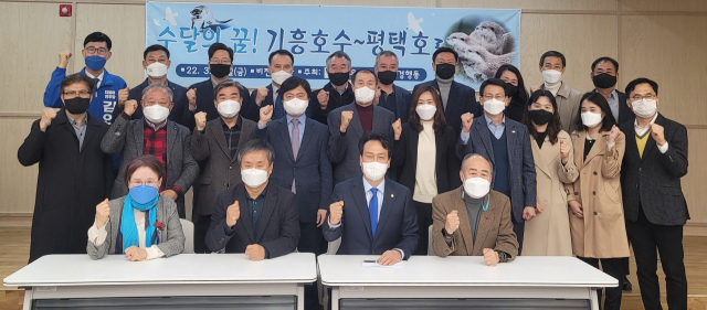 평택지역 하천에 서식하는 수달을 보호하기 위해 폐어망을 수거하고 식생을 유지해야 한다는 주장이 나왔다. ‘수달의 꿈! 기흥호수~평택호로’ 토론회 참석자들이 기념촬영을 하고 있다. 안노연기자.