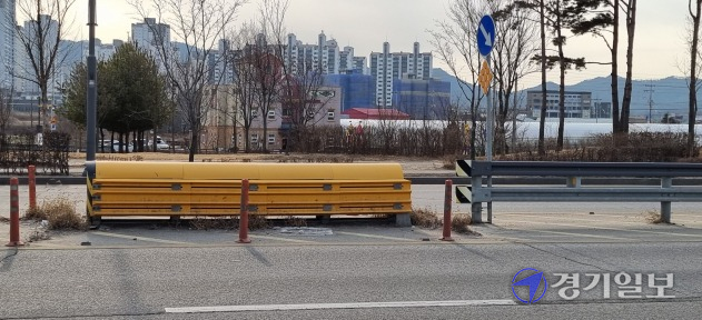 당국이 성능검증을 거치지 않은 일반 구조물로 가드레일을 설치하고 있어 대형 인명사고를 방치하고 있다는 지적이다. 사진은 도로에 설치된 단부 처리용 충격완충장치. 이종현기자
