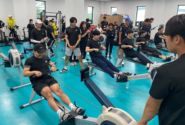 2023 용인특례시 조정 체험교실 참가자들이 실내 훈련기구인 에르고메터 체험을 하고 있다.용인시조정협회 제공