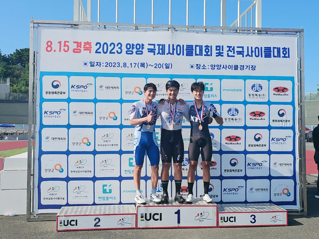 남자 엘리트 옴니엄에서 우승하며 3관왕에 오른 홍승민(가운데)이 시상식 후 2,3위 선수들과 기념촬영을 하고 있다.의정부시청 제공