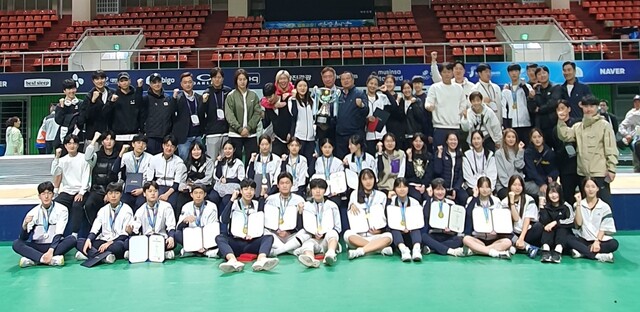펜싱 종목 종합우승 7연패를 이뤄낸 경기도선수단이 우승트로피를 앞세우고 기념촬영을 하고 있다.경기도펜싱협회 제공