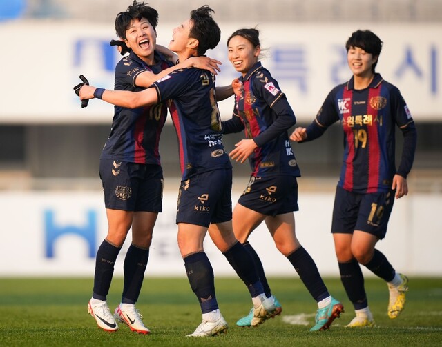 19일 수원종합운동장서 열린 인천 현대제철과의 챔피언결정전 1차전서 후반 수원FC 지소연(왼쪽)이 득점한 후 동료들과 기쁨을 나누고 있다.수원FC 제공