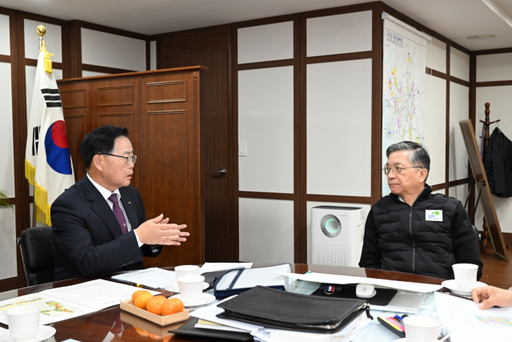 강수현 양주시장이 22일 LH를 방문, 이한준 사장과 면담하고 회천신도시 문제 해결, 광석지구, 삼하지구 조기 추진 등을 요청하고 있다. 양주시 제공