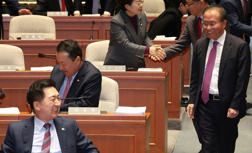 국민의힘 김기현 대표와 윤재옥 원내대표가 23일 국회에서 열린 의원총회에 입장하고 있다. 연합뉴스