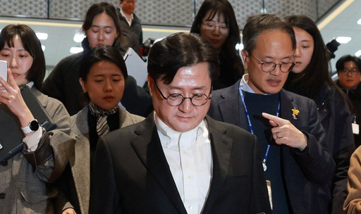 더불어민주당 홍익표 원내대표와 박주민 수석부대표가 22일 오후 국회의장실을 나서고 있다. 연합뉴스