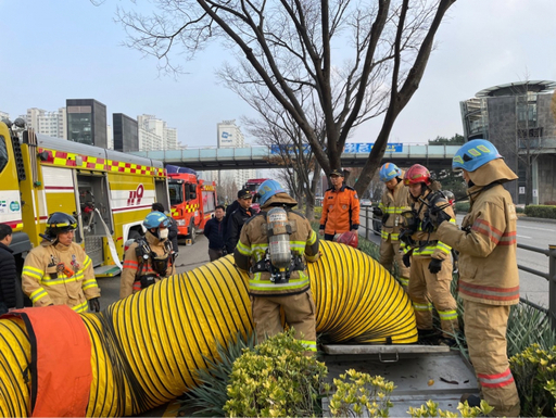 23일 오후 수원남부소방서 대원들이 매탄지구 공동구에서 화재 진압 역량 강화 훈련을 진행하고 있다. 수원남부소방서 제공