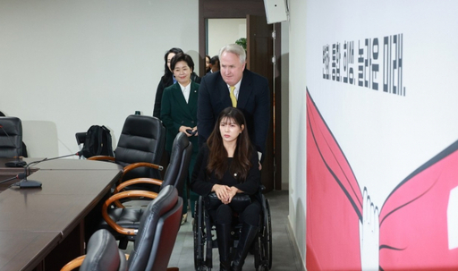 국민의힘 인요한 혁신위원장이 23일 서울 여의도 당사에서 열린 제10차 전체회의에서 이소희 혁신위원의 휠체어를 밀며 입장하고 있다. 연합뉴스