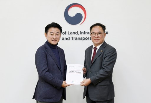 김동근 의정부시장이 백원국 국토교통부 2차관을 만나 GTX-C, 7‧8호선 등 철도 현안 해결을 위한 건의사항을 전달하고 있다. 의정부시 제공