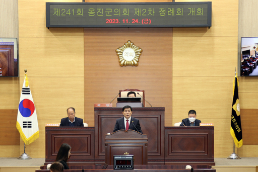 최근 인천 옹진군의회에서 열린 제2차 정례회 본회의. 문경복 군수가 군정 시책을 설명하고 있다. 옹진군 제공