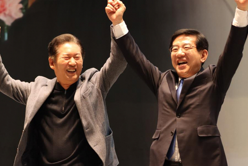 26일 인천 송도국제도시 송도컨벤시아에서 열린 '정일영 달린다' 북콘서트에서 정청래 최고위원과 정일영 국회의원이 함께 기념촬영 하고 있다. 정일영 의원실 제공