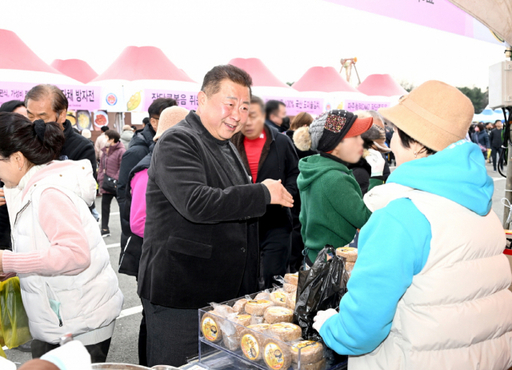 김경일 파주시장이 파주 임진각광장에서 열린 제27회 파주장단콩축제에서 참여 농가들과 대화를 나누고 있다. 파주시 제공