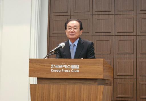 이귀남 한국범죄방지재단 이사장이 27일 열린 제46회 학술 강연회 및 제16회 재단상 시상식에서 인사말을 하고 있다. 김수정 기자