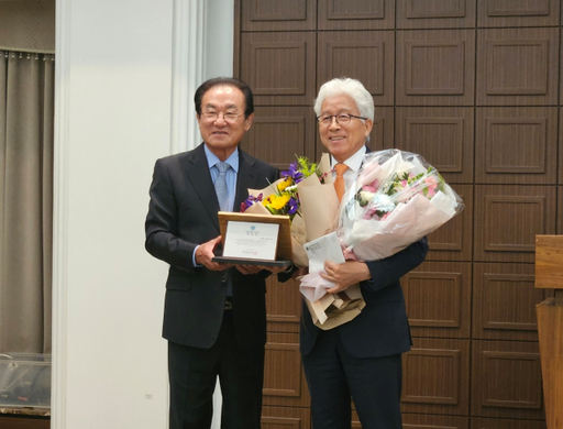 하태훈 한국형사·법무정책연구원장(오른쪽)이 27일 열린 제16회 재단상 시상식에서 학술상을 수상하고 이귀남 한국범죄방지재단 이사장과 기념촬영을 하고 있다. 김수정 기자