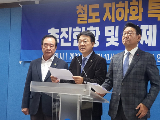 더불어민주당 김교흥 국회의원(서구갑)과 허종식 국회의원(동미추홀구갑)이 27일 시청 브리핑룸에서 기자회견을 열고 있다. 김지혜 기자