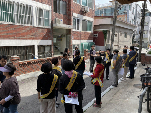 파장동 주민자치회가 골목에 미니소방서 설치를 위해 현장조사를 하고 있다. 수원특례시 제공