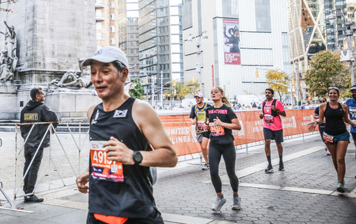 11월 15일 열린 2023 뉴욕마라톤대회에 참가해 뉴욕의 거리를 달리고 있는 유재흥 대표.본인 제공