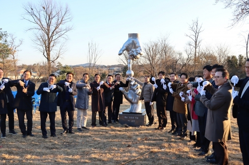 여주 대신중고 총동문회와 장학회가 성금 3천만원을 마련해 건립한 개교 70주년 기념 조형물 제막식을 거행하고 참석자들이 기념촬영을 하고 있다. 여주대신중고교 제공