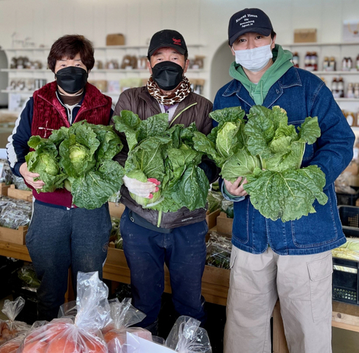 한정현 포천로컬푸드파머스마켓 대표(오른쪽)와 농민민들은 28일 마켓에 들여온 배추를 선보이고 있다. 포천로컬푸드파머스마켓 제공