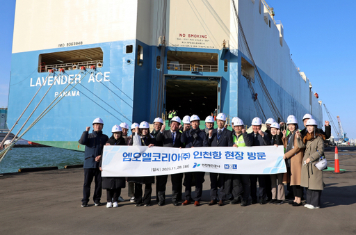 IPA와 엠오엘코리아 관계자들이 기념사진을 촬영하고 있다. IPA 제공