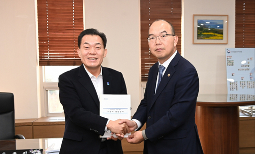 이재준 수원특례시장이 28일 세종시 국가보훈부를 방문해 윤종진 국가보훈부 차관에게 건의문을 전달하고 기념촬영을 하고 있다. 수원특례시 제공