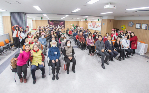 인천 서구는 최근 구 치매안심센터에서 돌봄서비스를 제공하는 기억쉼터, 구립 서구치매전담형 주야간보호센터와 함께 치매어르신과 가족들을 위한 노래자랑 축제 ‘우리들의 블루스’를 열었다. 서구 제공