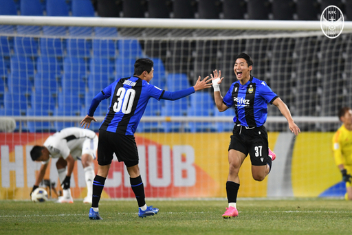 28일 오후 7시 중구 인천축구전용경기장 열린 2023-2024시즌 ACL 조별리그 G조 5차전에서 홍시후가 선제골을 넣고 하이파이브를 하고있다. 인천 유나이티드 제공