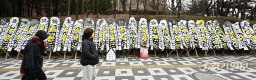 29일 인천 미추홀구 인천SSG 랜더스필드 앞 인도에 김강민 선수의 한화 이글스 이적에 항의하는 인천 야구팬들의 조화들이 놓여있다. 김강민은 SSG 랜더스와 전신 SK 와이번스에서 23년 동안 선수생활을 하다가 최근 4년 만에 재개된 KBO 2차 드래프트에서 보호 선수 35인 명단에서 제외돼 한화 이글스에 4라운드 지명을 받고 이적했다. 장용준기자