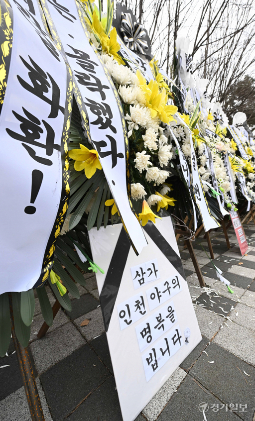 29일 인천 미추홀구 인천SSG 랜더스필드 앞 인도에 김강민 선수의 한화 이글스 이적에 항의하는 인천 야구팬들의 조화들이 놓여있다. 김강민은 SSG 랜더스와 전신 SK 와이번스에서 23년 동안 선수생활을 하다가 최근 4년 만에 재개된 KBO 2차 드래프트에서 보호 선수 35인 명단에서 제외돼 한화 이글스에 4라운드 지명을 받고 이적했다. 장용준기자