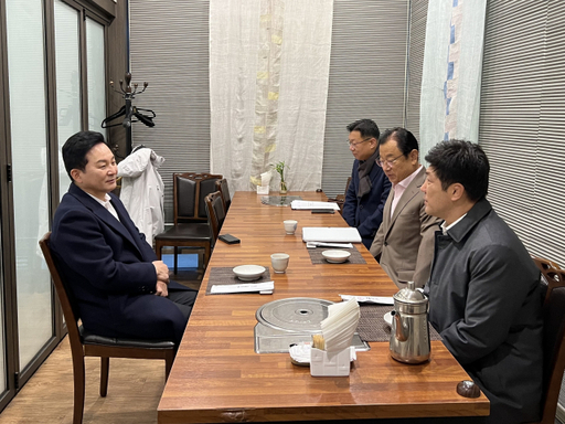 원희룡 국토부 장관을 만나 하남시 교통 숙원사업 해결을 촉구하고 있는 이용 국회의원. 이용 의원실 제공