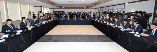 27일 오후 서울 중구 전국은행연합회 뱅커스클럽에서 열린 금융위·금감원·은행장 간담회에 참석한 은행장들이 김주현 금융위원장의 발언을 듣고 있다. 연합뉴스