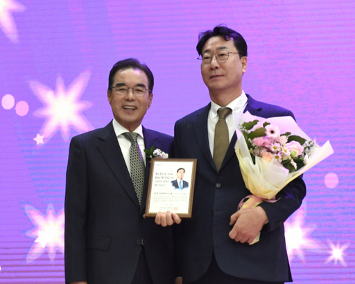정명근 화성시장이 ‘2023년 귀농활성화 선도인상’을 수상했다. 화성시 제공