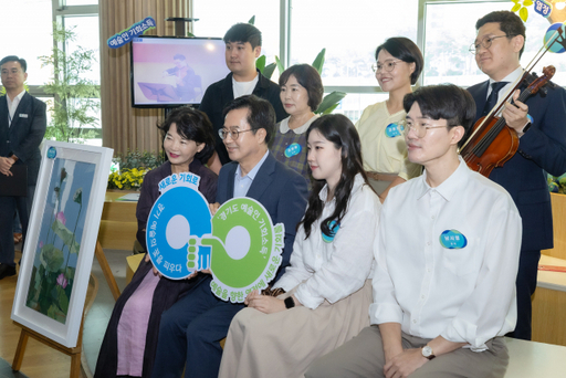 김동연표 기회소득을 두고 전문가들은 빈부격차 해소 등을 위해 장기적으로 여러 계층의 소득 보장 제도를 늘려야 한다는 시각과 오히려 계층 갈등만 일으킨다고 우려했다. 사진은 지난 7월 김동연 경기도지사가 경기도청에서 예술인 기회소득 수혜자와 간담회를 마치고 기념사진을 촬영한 모습. 경기도 제공