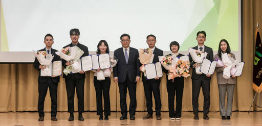 한국농수산식품유통공사(사장 김춘진, 왼쪽 네번째)가 28일 나주 본사에서 창립 56주년 기념식을 개최한 가운데 이날 행사의 포상자들이 사진 촬영을 하고 있다. aT 제공