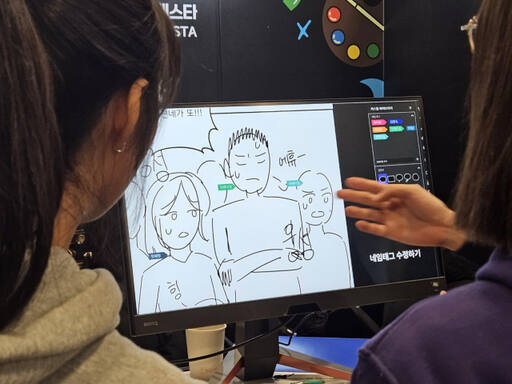 지난 28일 웹툰 잡 페스타 내 콘파파 부스 방문객들이 직원에게 툰다 제품에 대한 설명을 듣고 있다. 김수정 기자