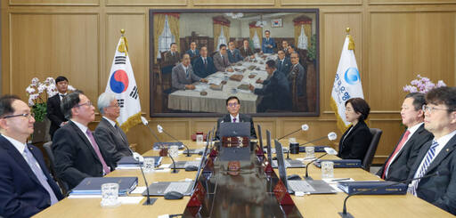 이창용 한국은행 총재가 30일 서울 중구 한국은행에서 열린 금융통화위원회를 주재하고 있다. 연합뉴스