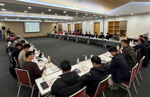 29일 인천 송도컨벤시아에서 열린 SSG 랜더스의 ‘2024시즌 대비 전력강화 세미나’에서 코칭스태프와 프런트가 함께 발전 방안을 토론하고 있다.SSG 랜더스 제공