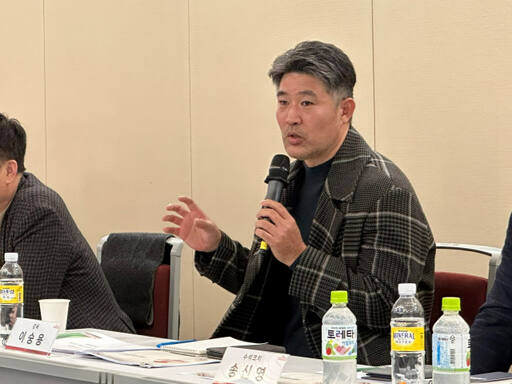 SSG 랜더스의 ‘2024시즌 대비 전력강화 세미나’에서 이숭용 감독이 의견을 개진하고 있다.SSG 랜더스 제공