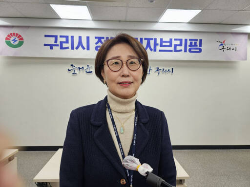 김은주 보건소장이 30일 시청 3층 회의실에서 기자간담회를 열고 주요 정책을 설명하고 있다. 권순명기자