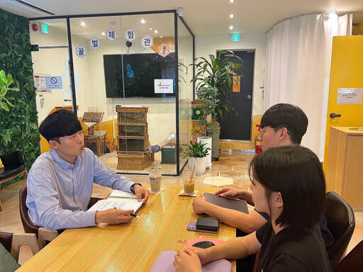 지난 9월26일 한국 양봉농협 네츄럴100허니카페에서 허주행 꿀벌 수의사(왼쪽)와 에코쿵야 팀이 인터뷰를 진행하고 있다. 에코쿵야 팀 제공