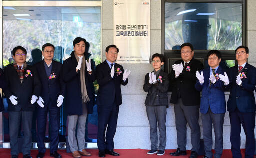 30일 인천 연수구 송도국제도시 HLB바이오스텝㈜에서 열린 ‘광역형 국산의료기기 교육훈련지원센터 개소식’에서 유정복 인천시장을(왼쪽 네번째) 비롯해 관계자들이 기념촬영을 하고 있다. 인천시 제공