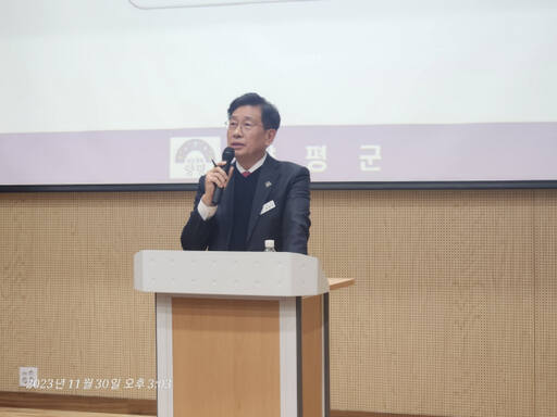 전진선 양평군수가 30일 생활문화센터 2층 공연장에서 열린 주민설명회에서 종합장사시설 건립 관련 사항을 설명하고 있다. 황선주기자